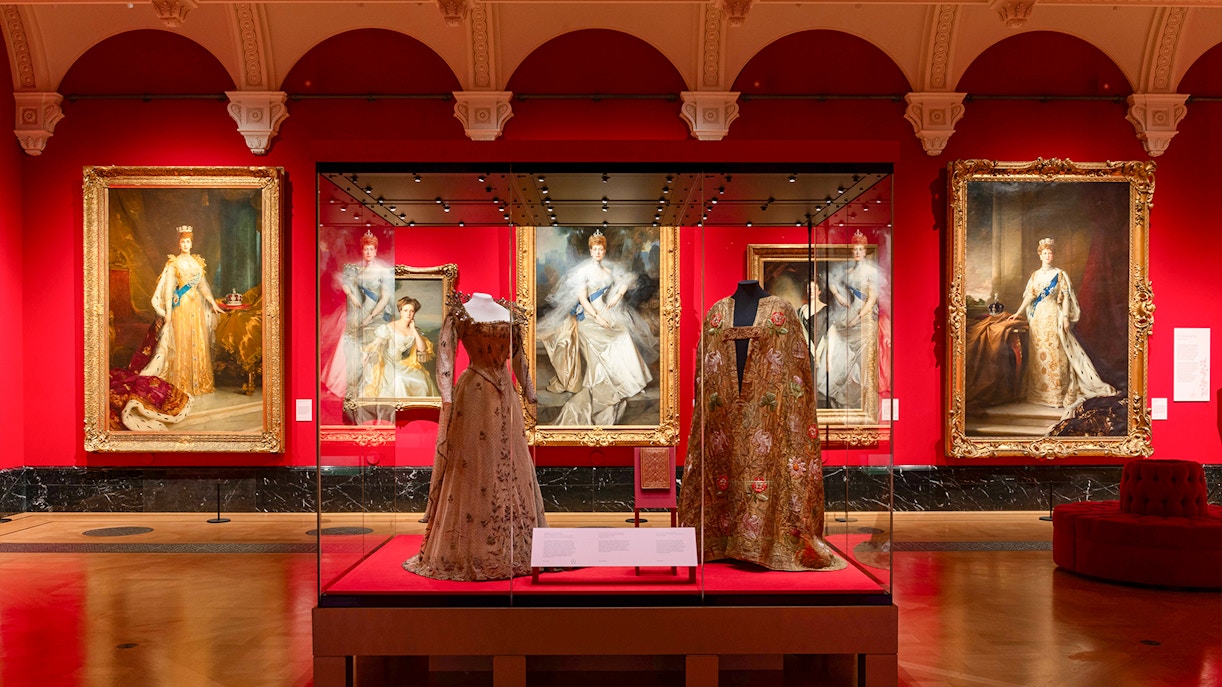 Edwardian artifacts displayed in King's Gallery, Buckingham Palace, showcasing Age of Elegance Exhibition.