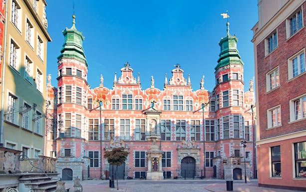 Gdansk Highlight Bike Tour featuring the historic Great Armoury building.