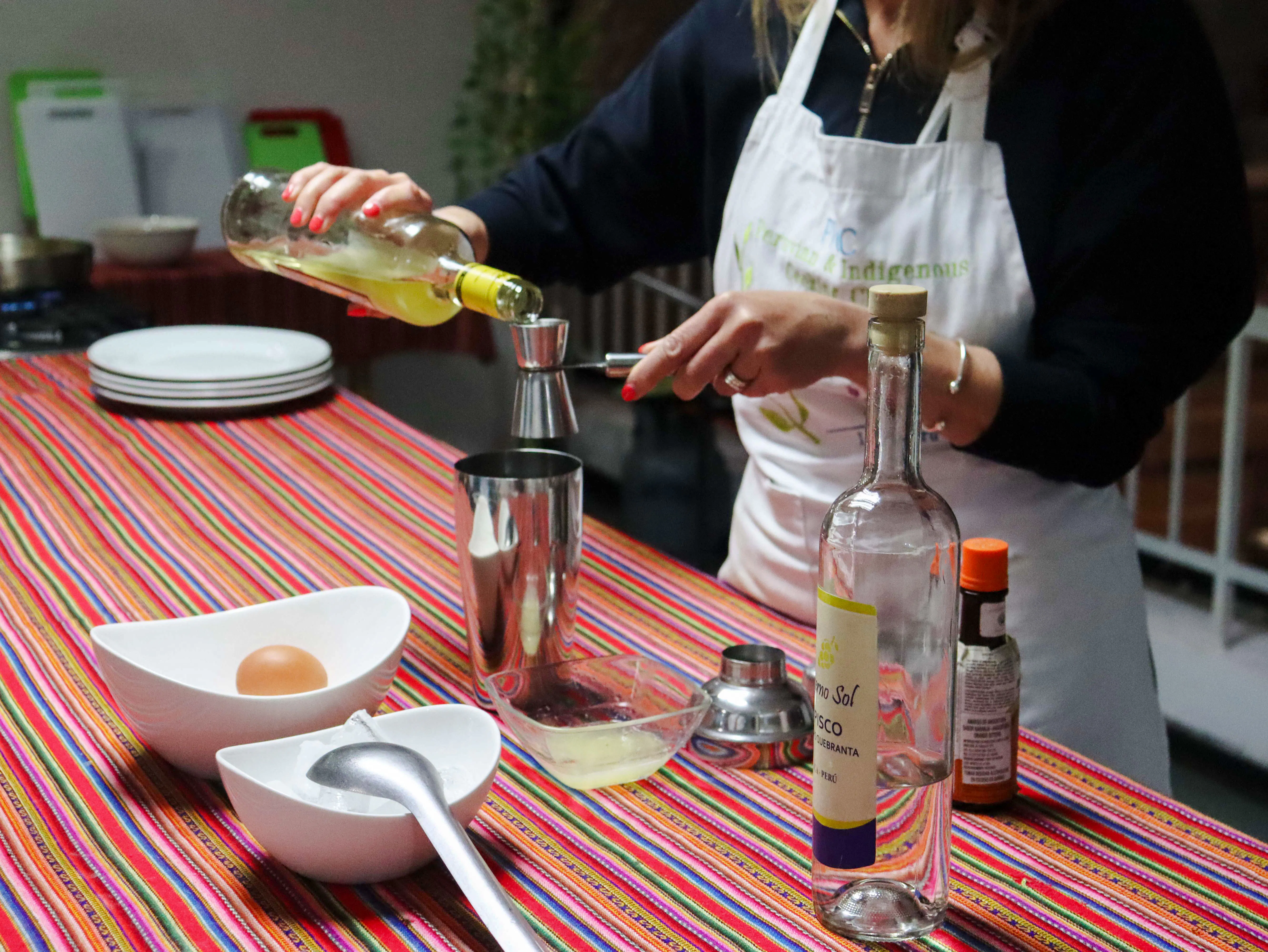 aula de preparação de coquetéis de pisco sour de lima e maracujá-1