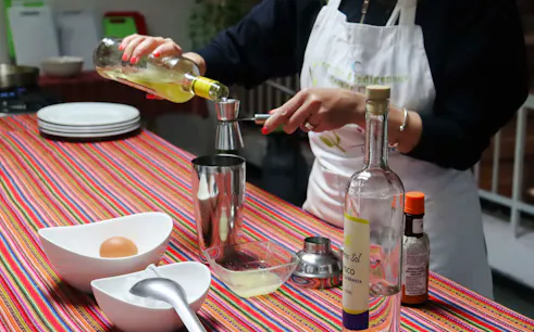 aula de preparação de coquetéis de pisco sour de lima e maracujá-1