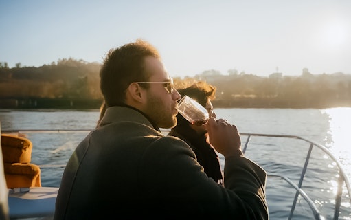 cruzeiro em iate de luxo no rio douro com degustação de vinho do porto e chocolates-4