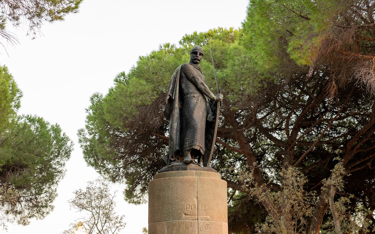 Statue of a medieval knight near St. George’s Castle, Lisbon.