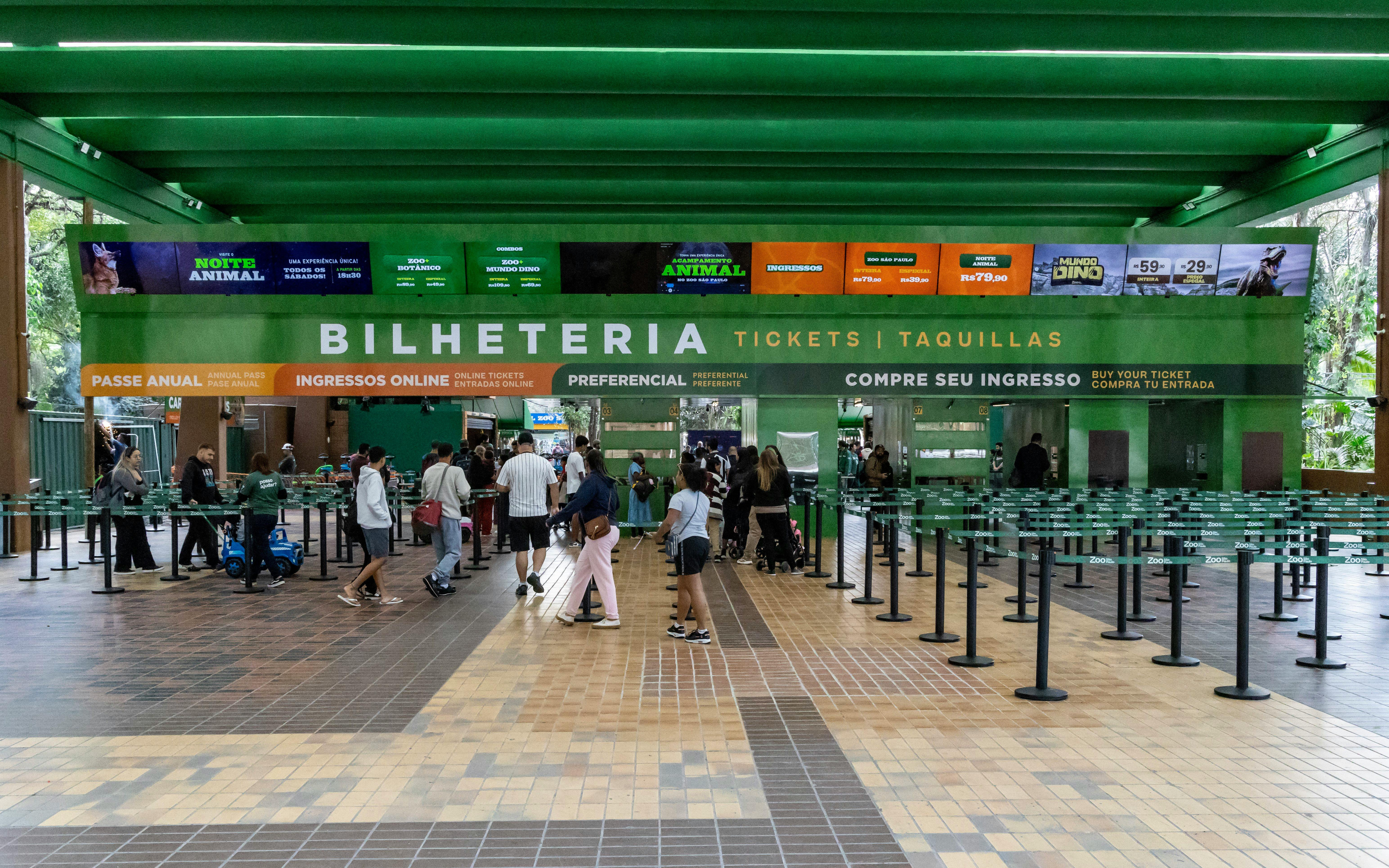 Entrance ticket counter at São Paulo Zoo with visitors in line.