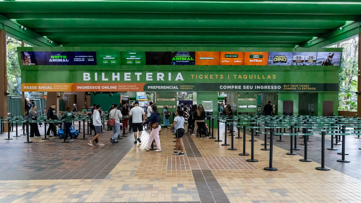 Entrance ticket counter at São Paulo Zoo with visitors in line.