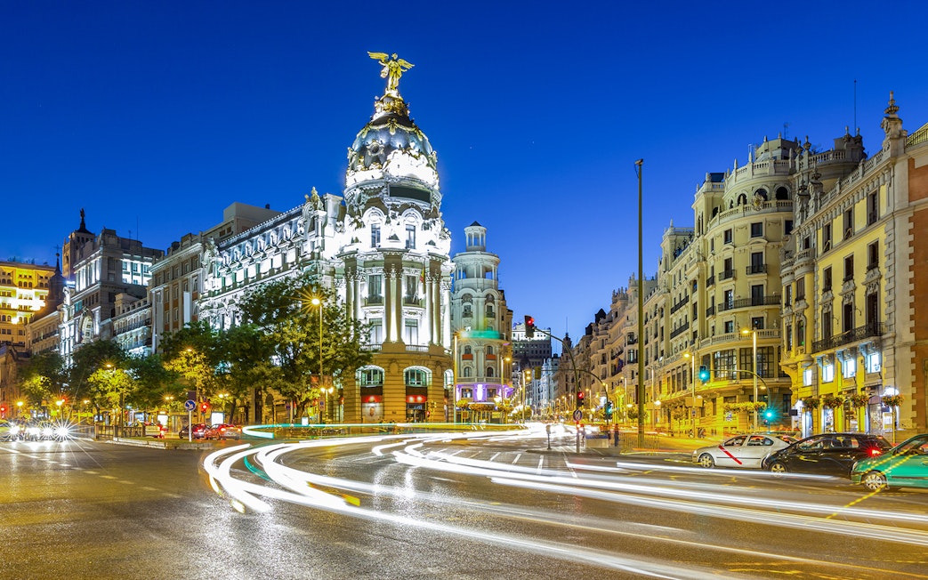 Edificio Metrópolis illuminated at night with light trails, Madrid.