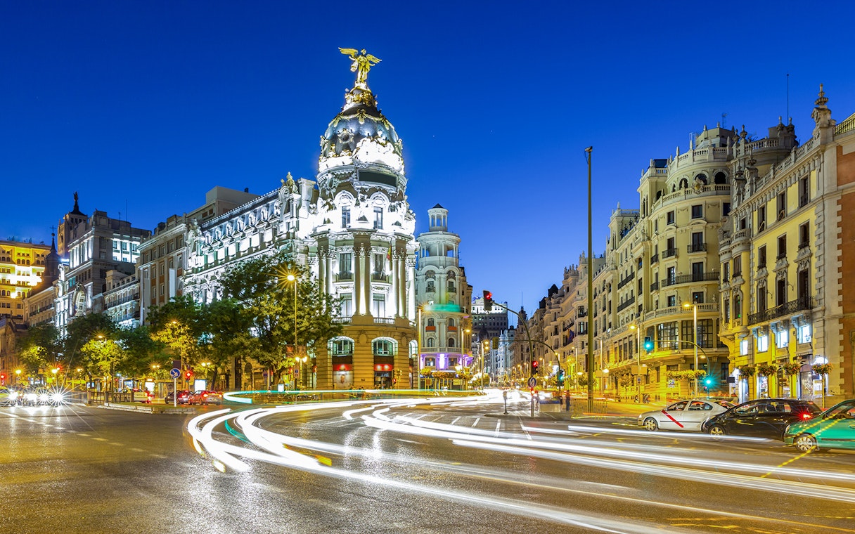 Edificio Metrópolis illuminated at night with light trails, Madrid.
