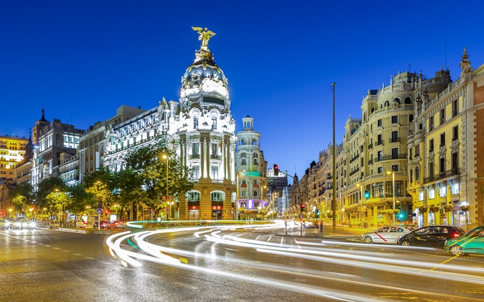 Edificio Metrópolis illuminated at night with light trails, Madrid.