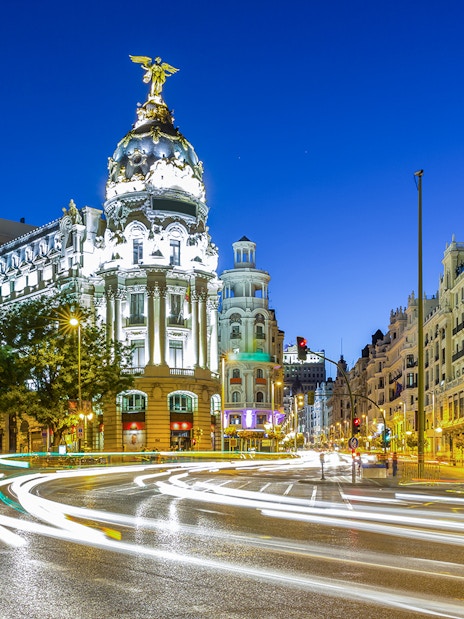 Edificio Metrópolis illuminated at night with light trails, Madrid.