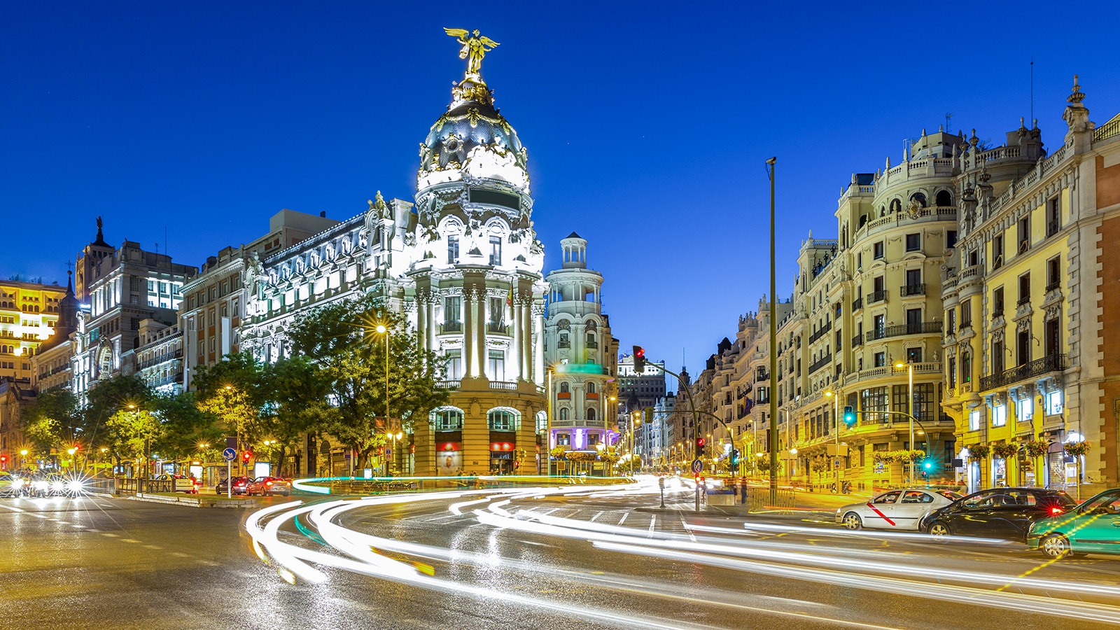 Edificio Metrópolis illuminated at night with light trails, Madrid.