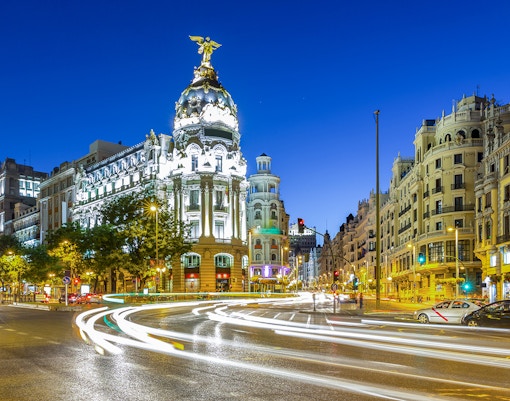 Edificio Metrópolis illuminated at night with light trails, Madrid.