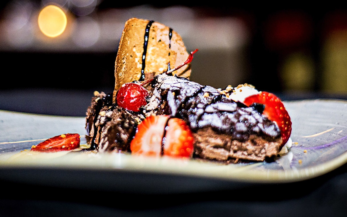 Dessert served at Tablao El Toro y la Luna during Flamenco Show, featuring strawberries and chocolate.