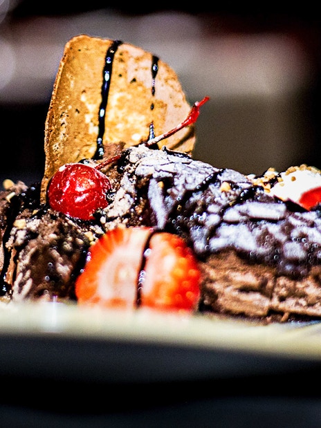 Dessert served at Tablao El Toro y la Luna during Flamenco Show, featuring strawberries and chocolate.