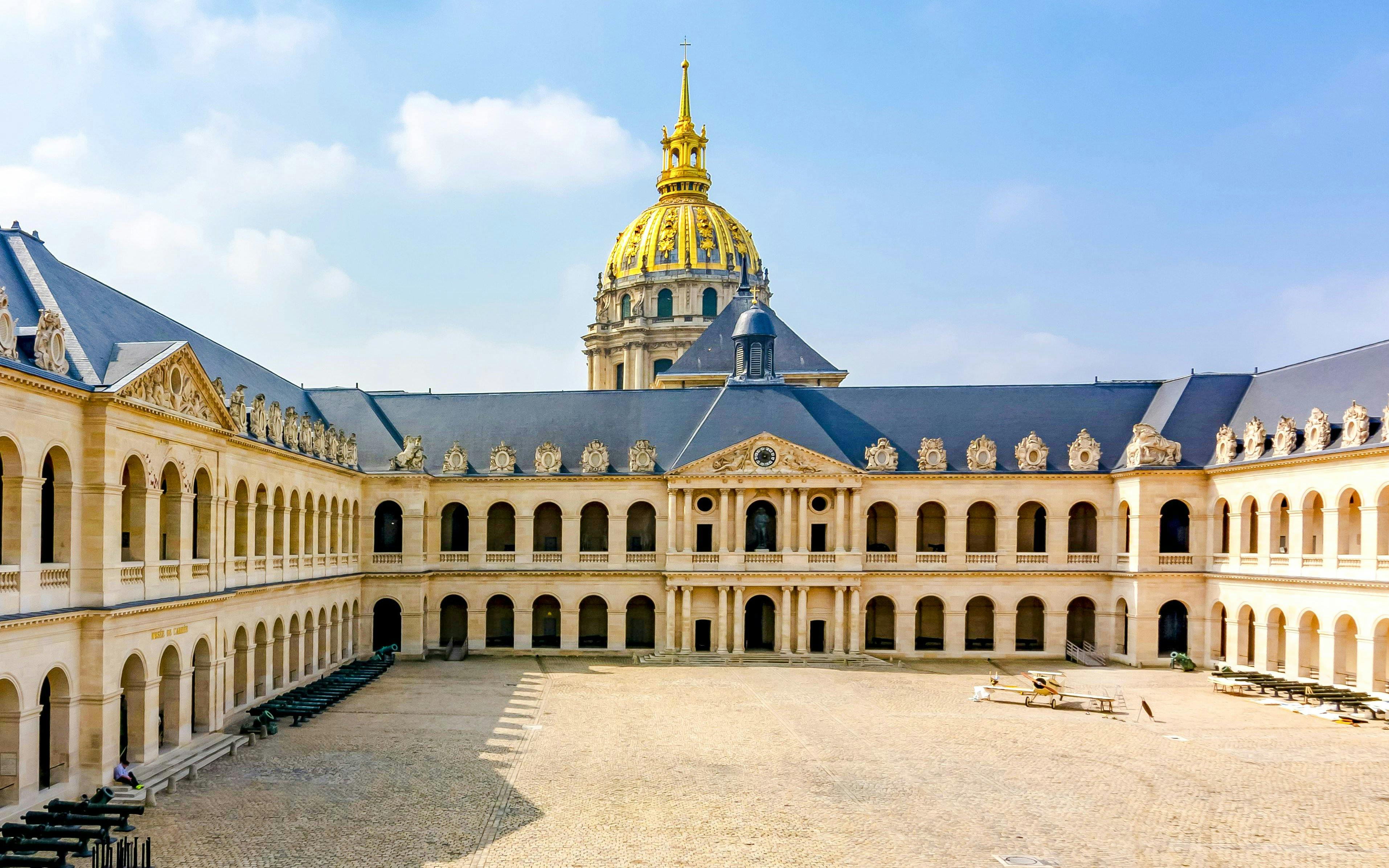 Historic Courtyard (Cour d'Honneur)