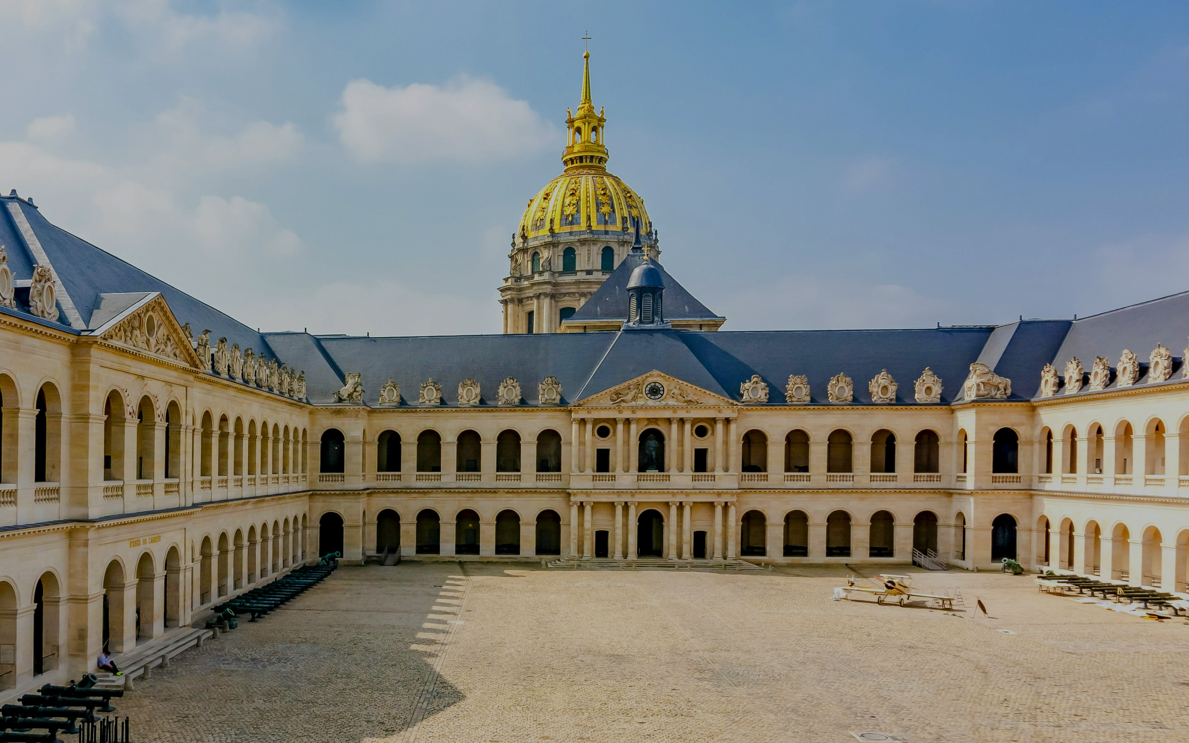 Historic Courtyard (Cour d'Honneur)