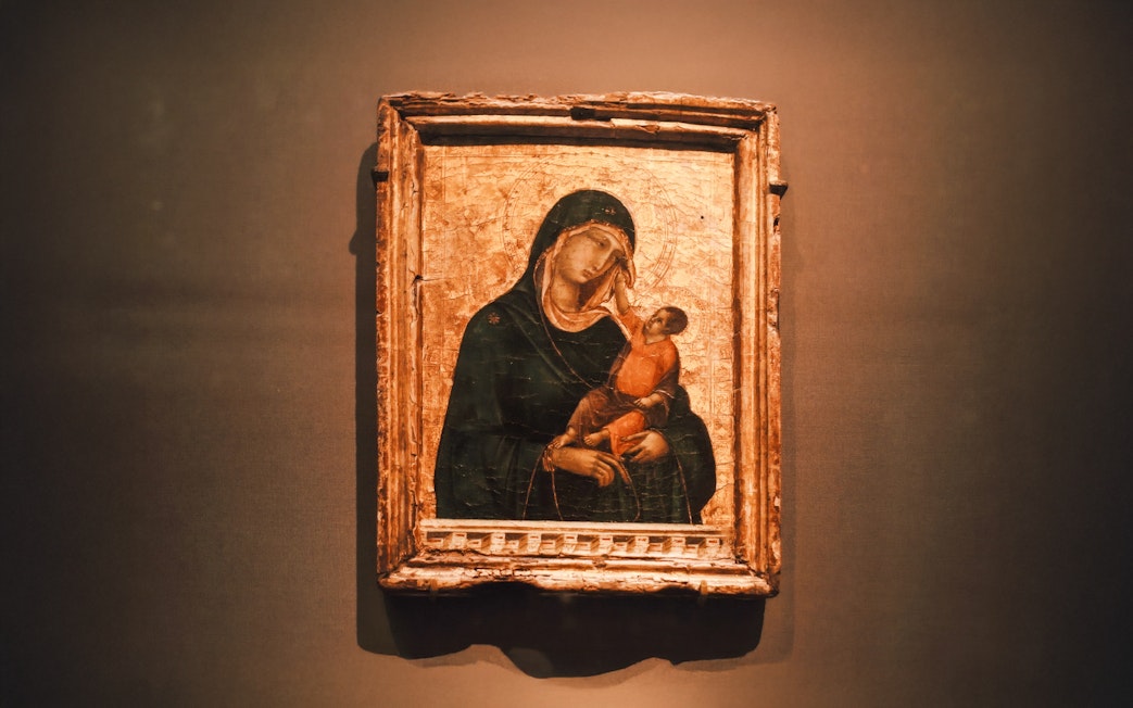 Mary holding infant Jesus in Duccio di Buoninsegna's Stoclet Madonna painting.