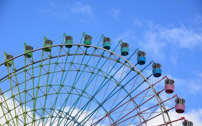 Ferris wheel at Hirakata Park against a blue sky.