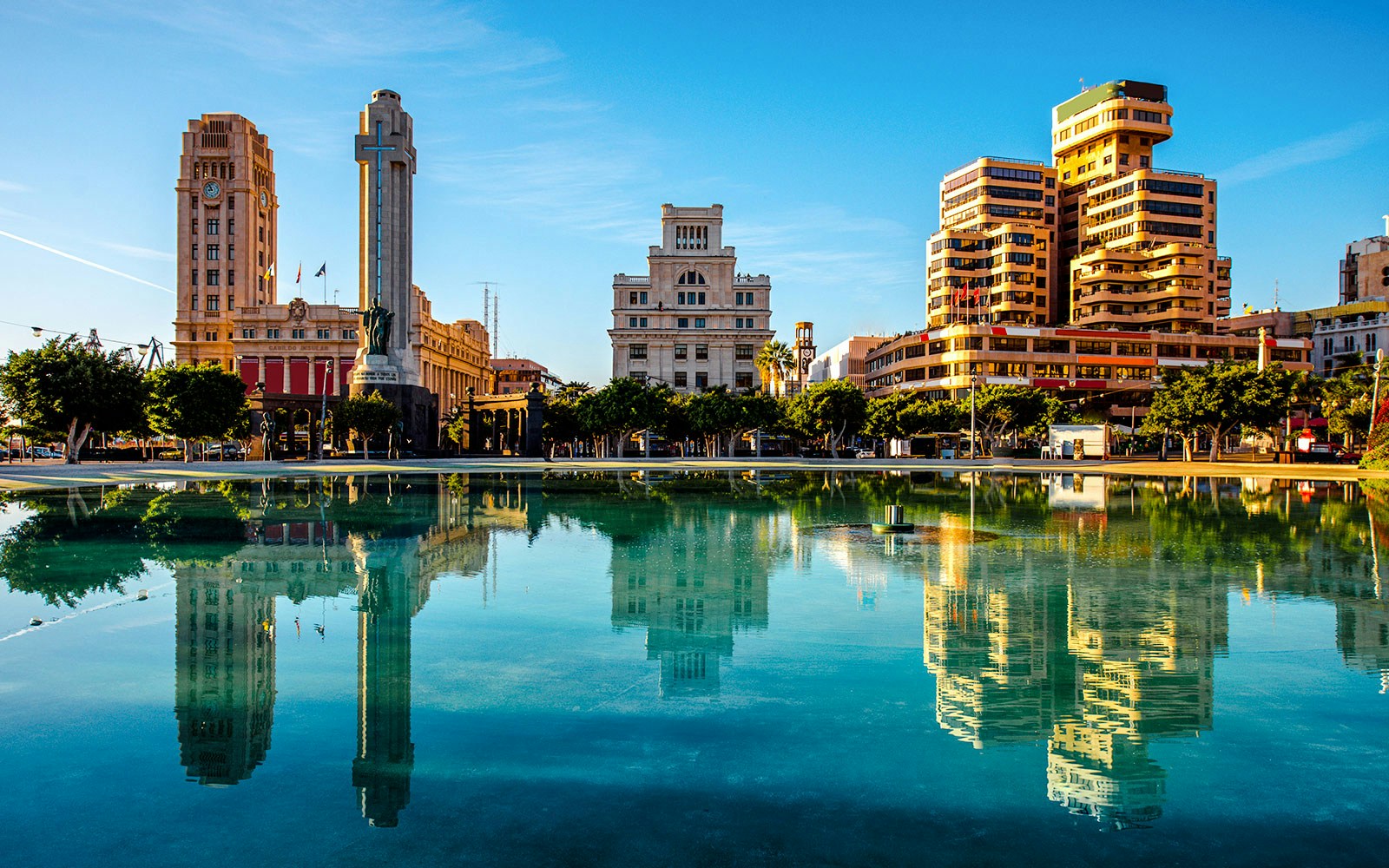 Square of Spain in Santa Cruz with buildings and reflection in water.