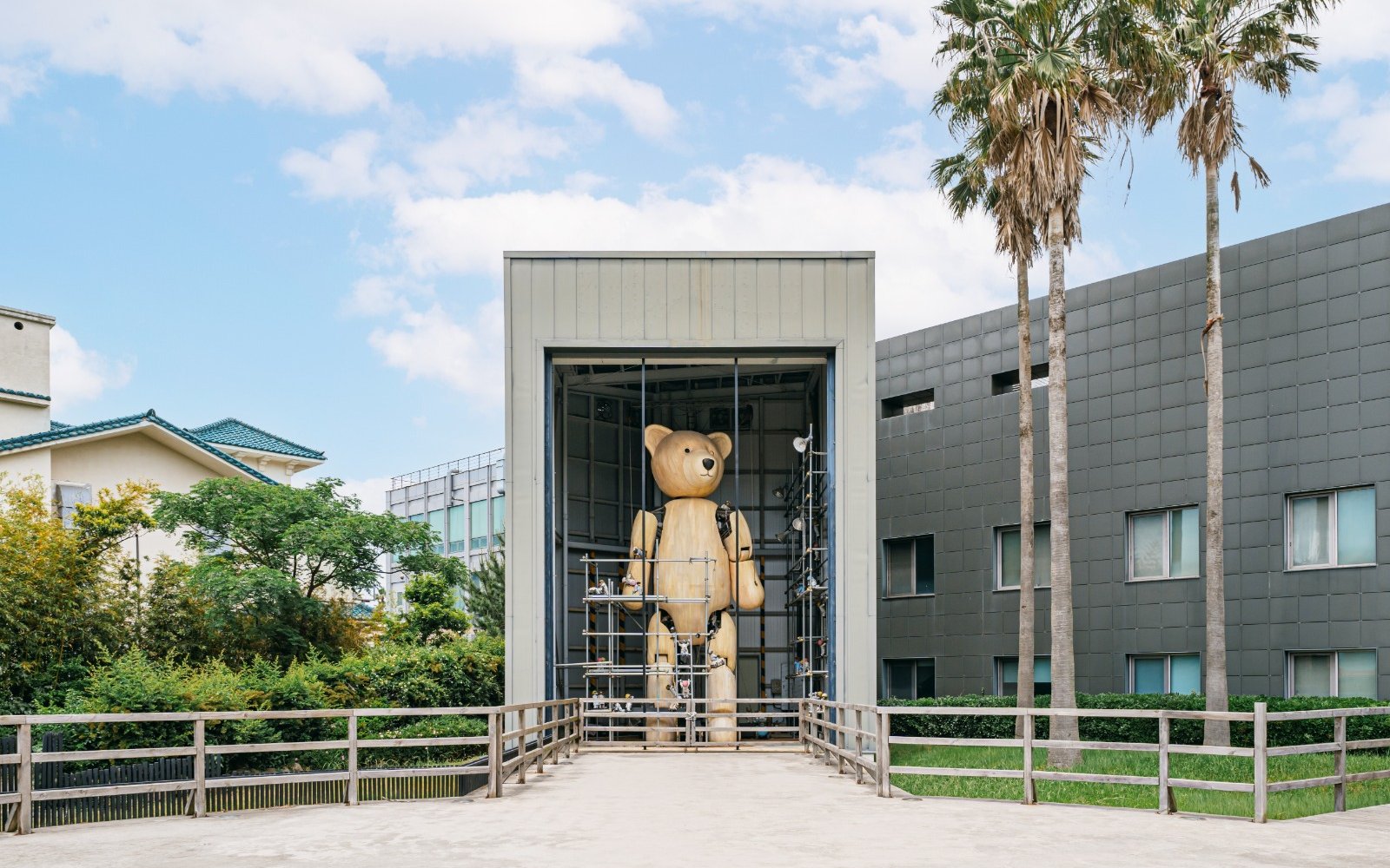 Giant teddy bear sculpture at Teddy Bear Museum entrance.