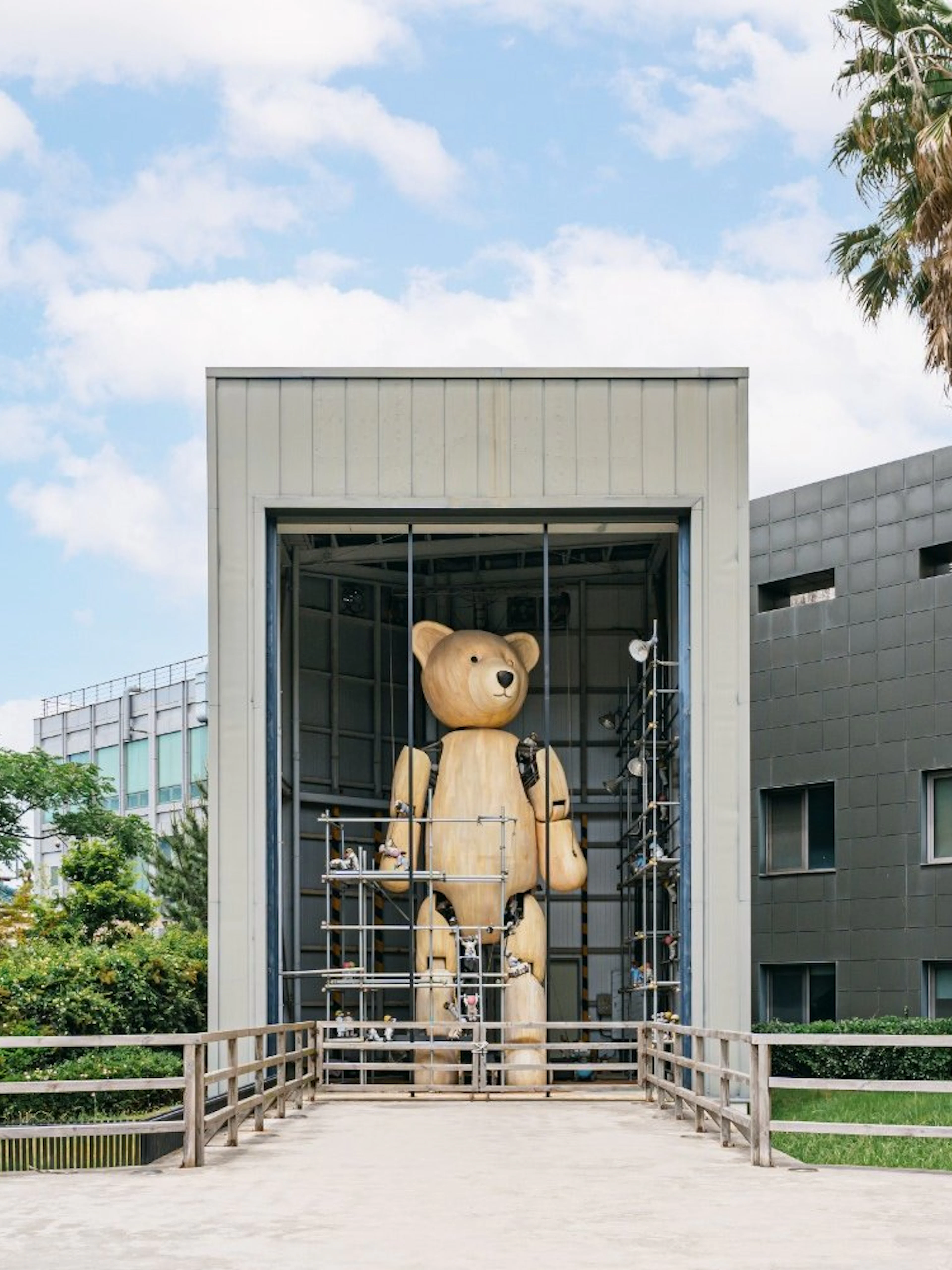 Giant teddy bear sculpture at Teddy Bear Museum entrance.