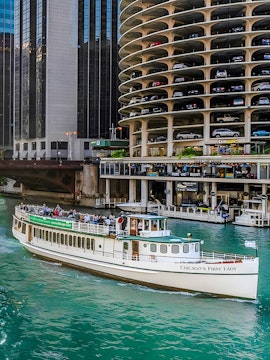 Chicago Riverwalk with 'Chicago's First Lady' tour boat passing by Marina City.
