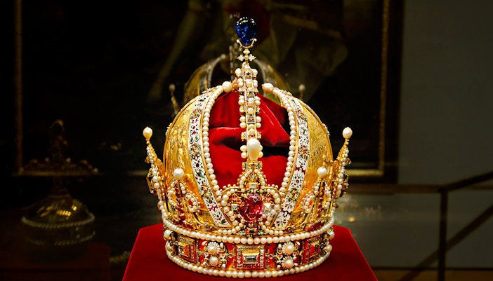 Imperial Treasury Vienna entrance with historical artifacts and ornate displays.
