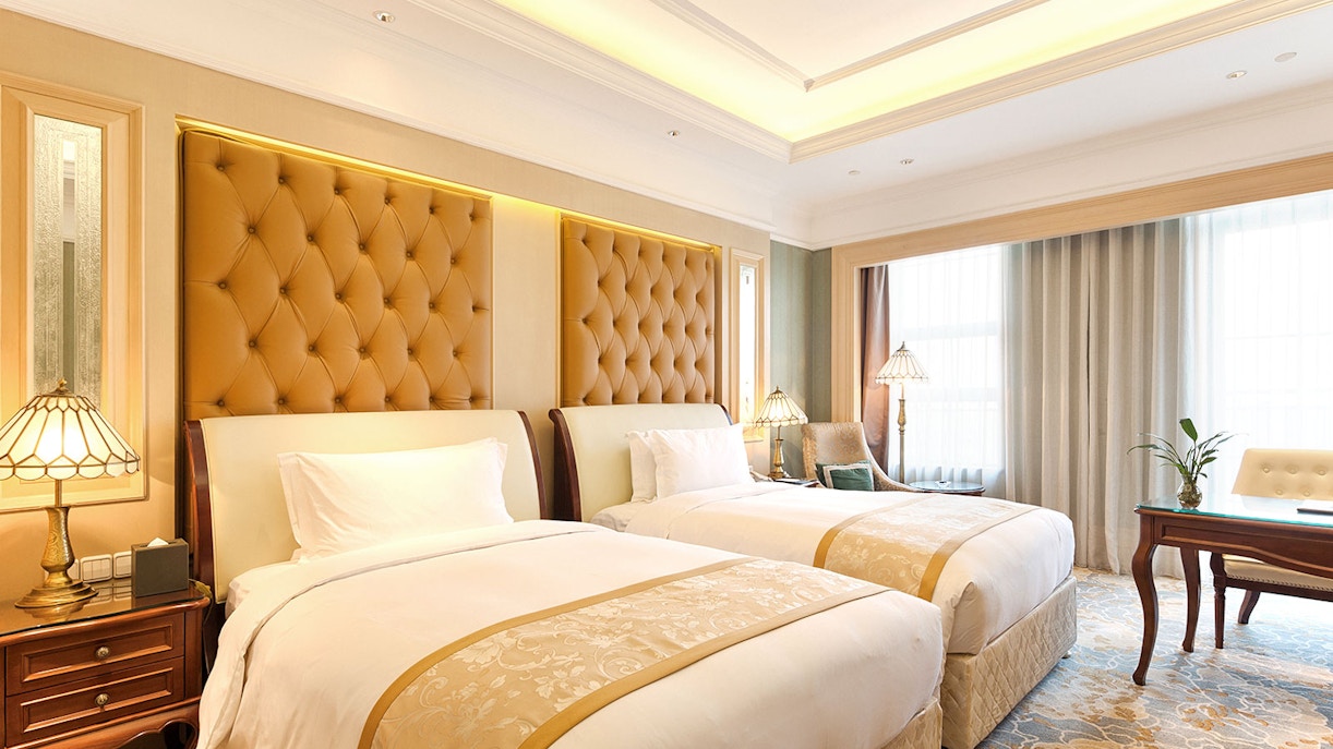 Une chambre d'hôtel luxueuse avec deux lits jumeaux