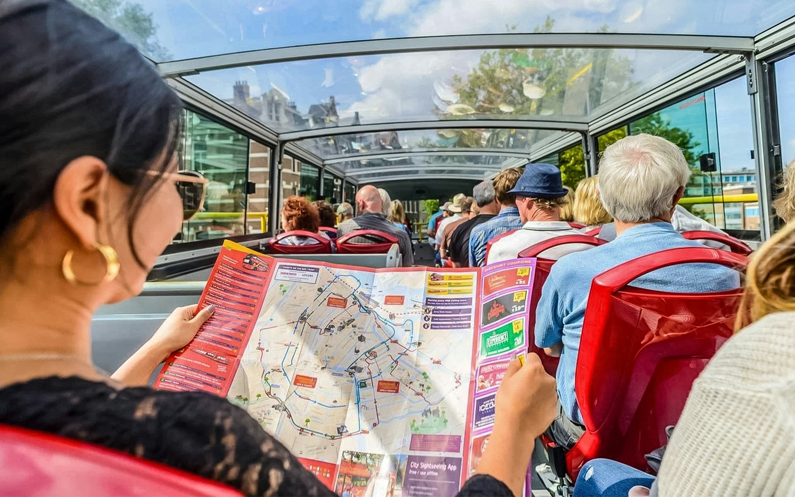 Persone a bordo di un autobus scoperto