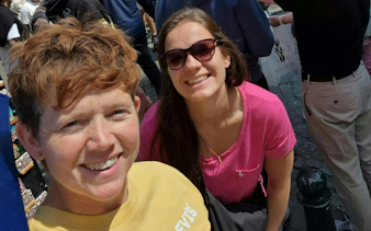 Two people smiling during the Brussels Detective X Rescue city exploration game.