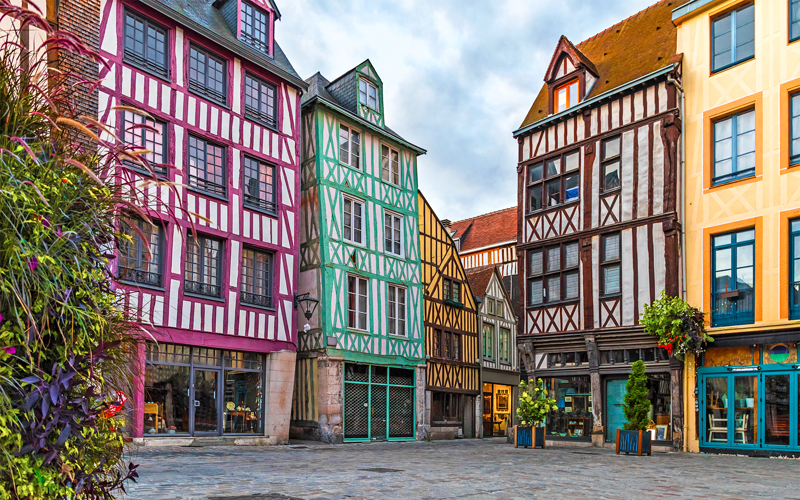 Rouen cathedral facade with tourists, part of Paris to Normandy day trips.