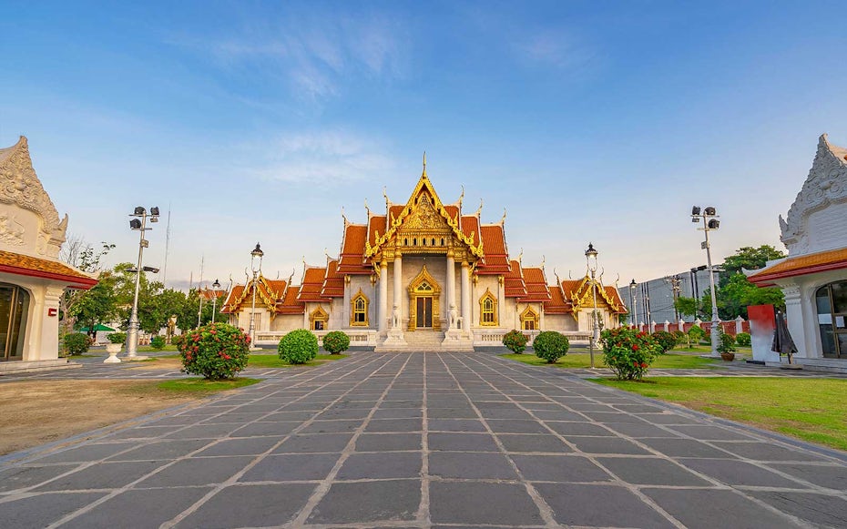 Marble Temple in Bangkok with ornate golden roof and courtyard.