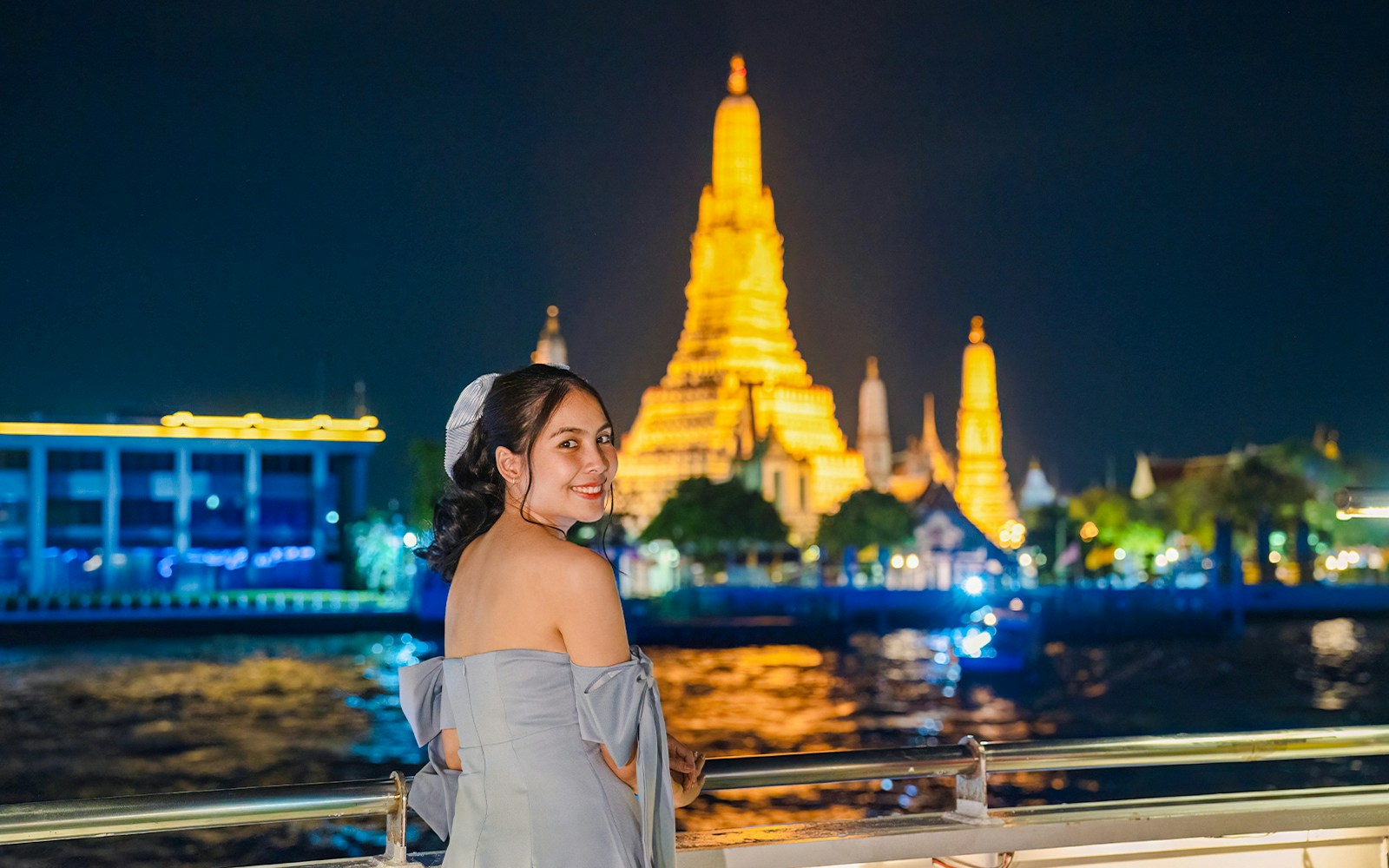 cruise sailing on the Chao Phraya river