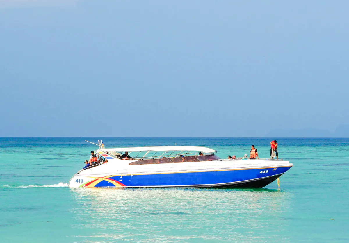 Speedboat on Pattaya to Coral Island tour with passengers in life jackets.