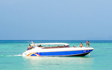 Speedboat on Pattaya to Coral Island tour with passengers in life jackets.