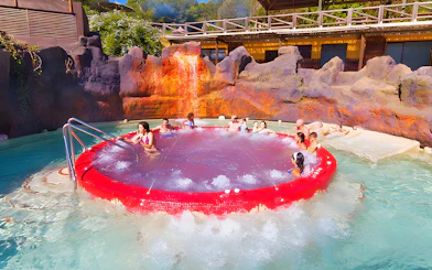 Visitors enjoying the Volcano Jacuzzi at Aquopolis Cullera water park.