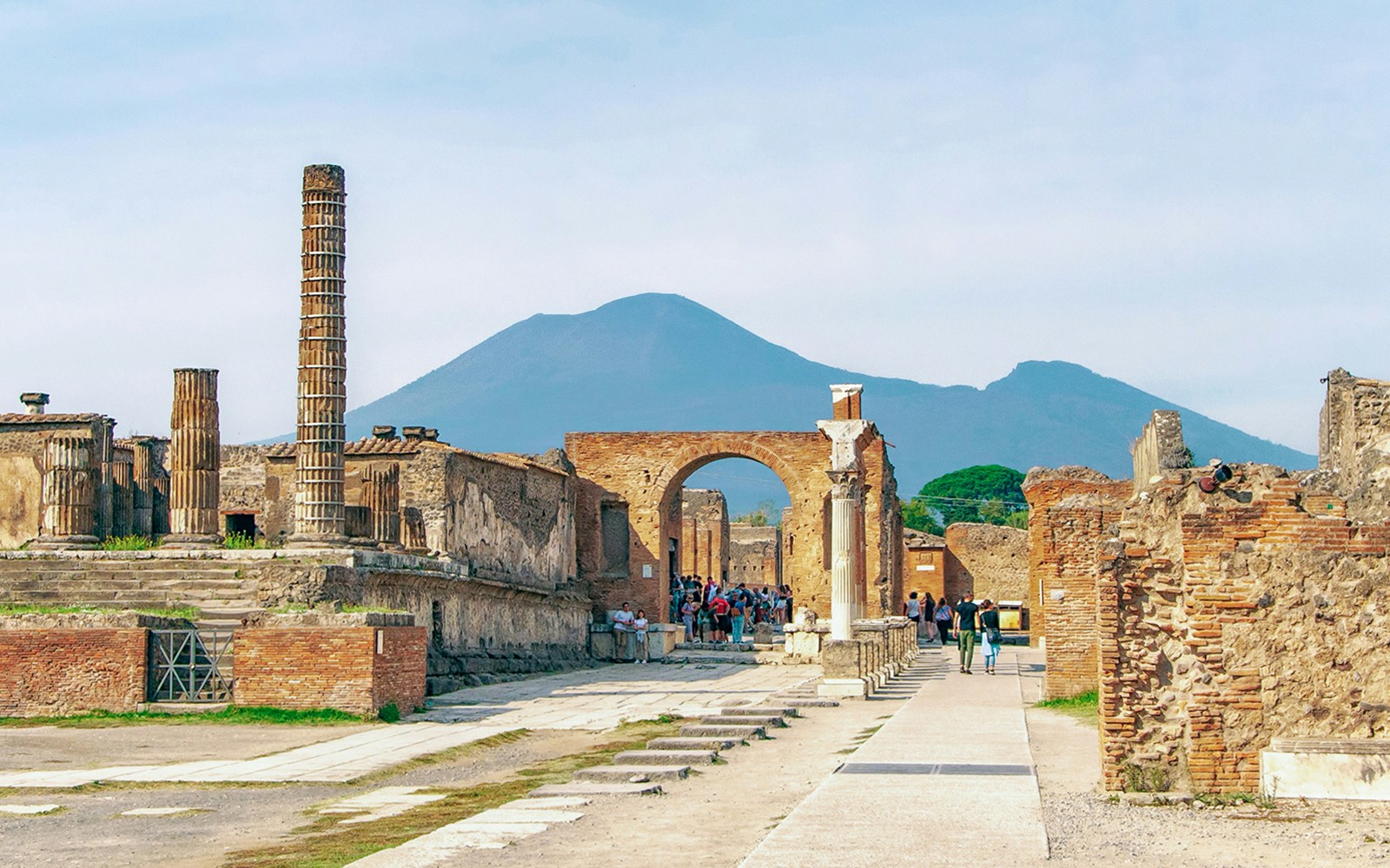 Ruinas de Pompeya con el Vesubio de fondo, tour de Nápoles.