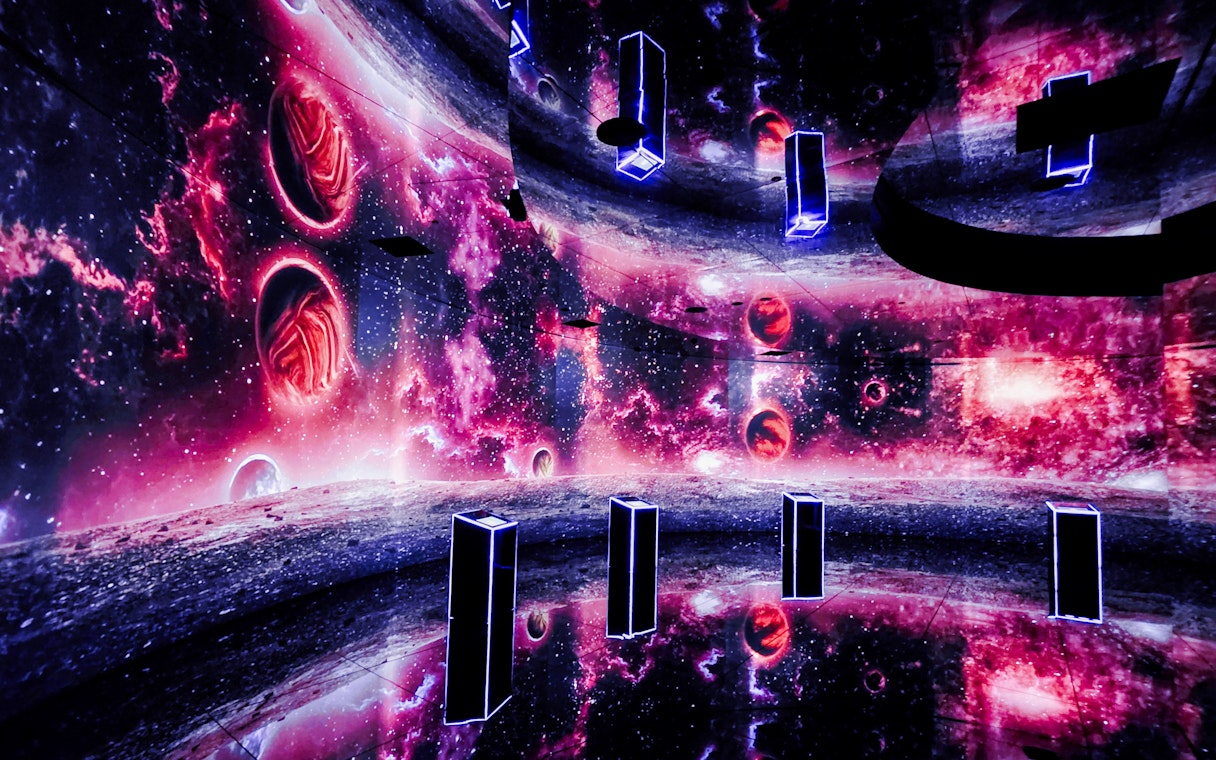 Immersive space-themed digital art installation at MIRACLEWORLD Osaka.