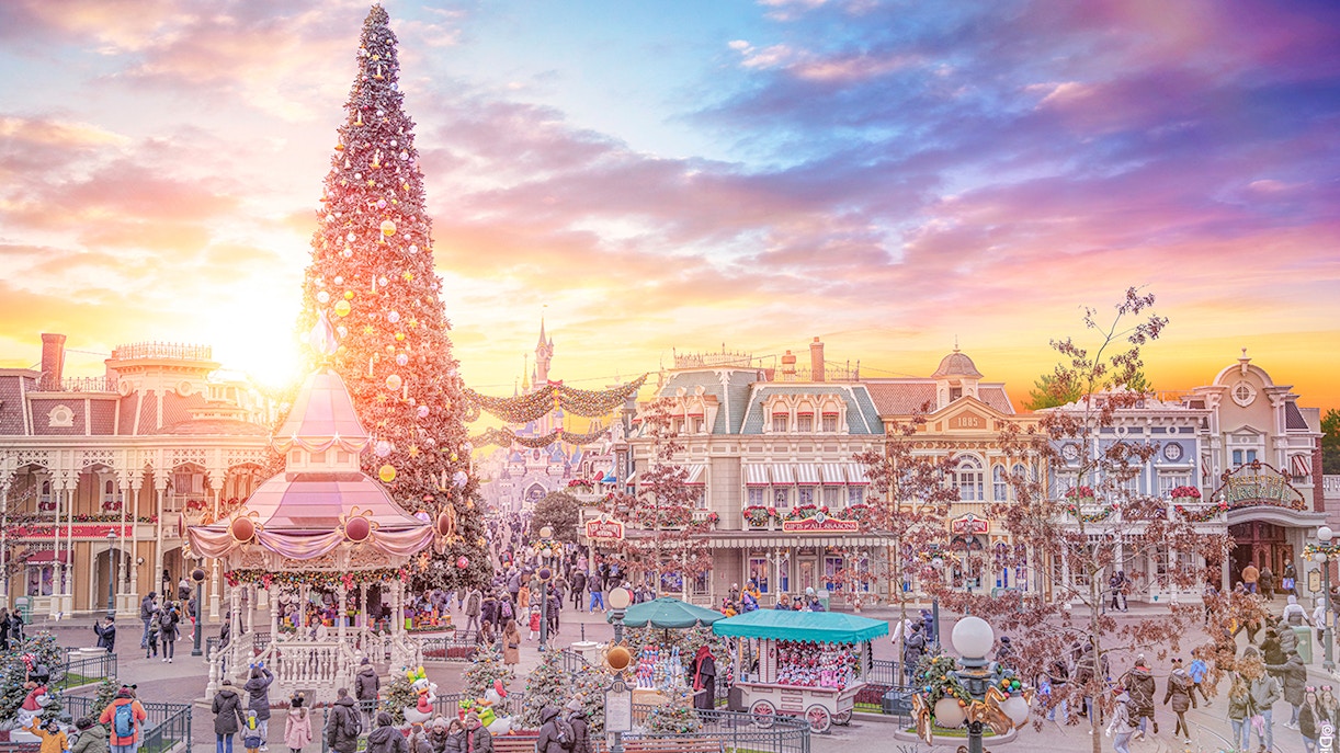 Disneyland Paris decorated for Christmas 2025 with a large tree and festive street scene.