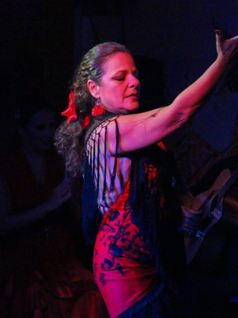 Flamenco dancer performing with musicians during El Toro y la Luna show.