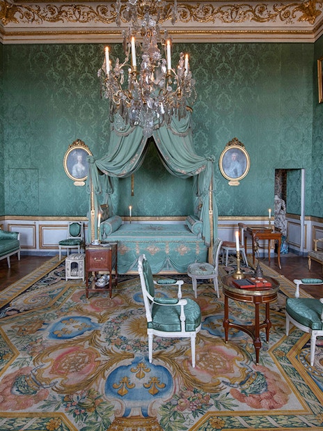 Hôtel de la Marine opulent room with green decor, chandelier, and antique furniture.