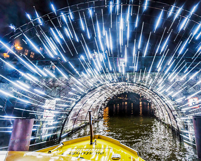Amsterdam Light Festival Cruise with a German Audio Guide and Unlimited Drinks