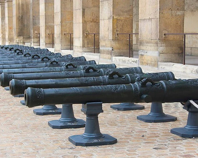 Les Invalides and Napoleon's Tomb Guided Tour with Skip-the-Line Entry and Musée de l'Armée Access