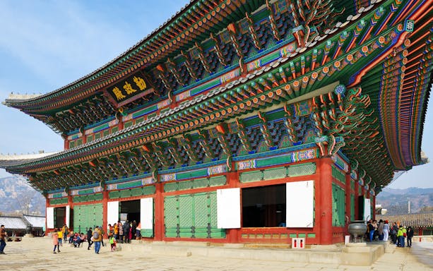 Gyeongbokgung Palace with tourists on a guided walking tour in Seoul.