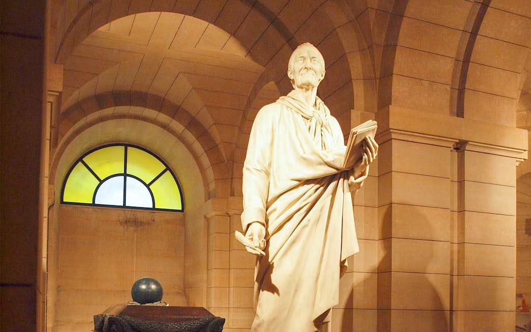 Voltaire statue in Paris Pantheon crypt.