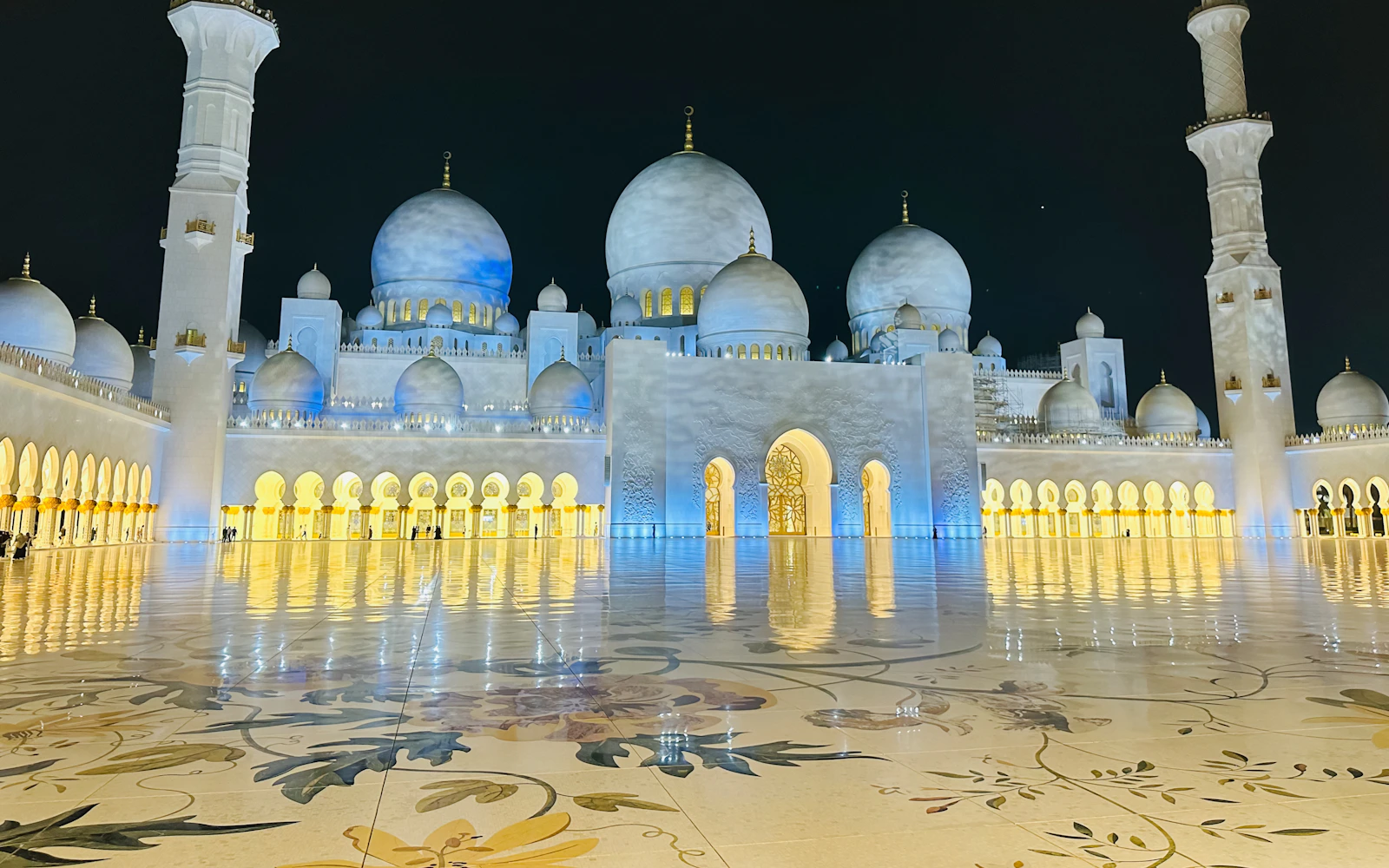 Sheikh Zayed Grand Mosque illuminated at night, Abu Dhabi.