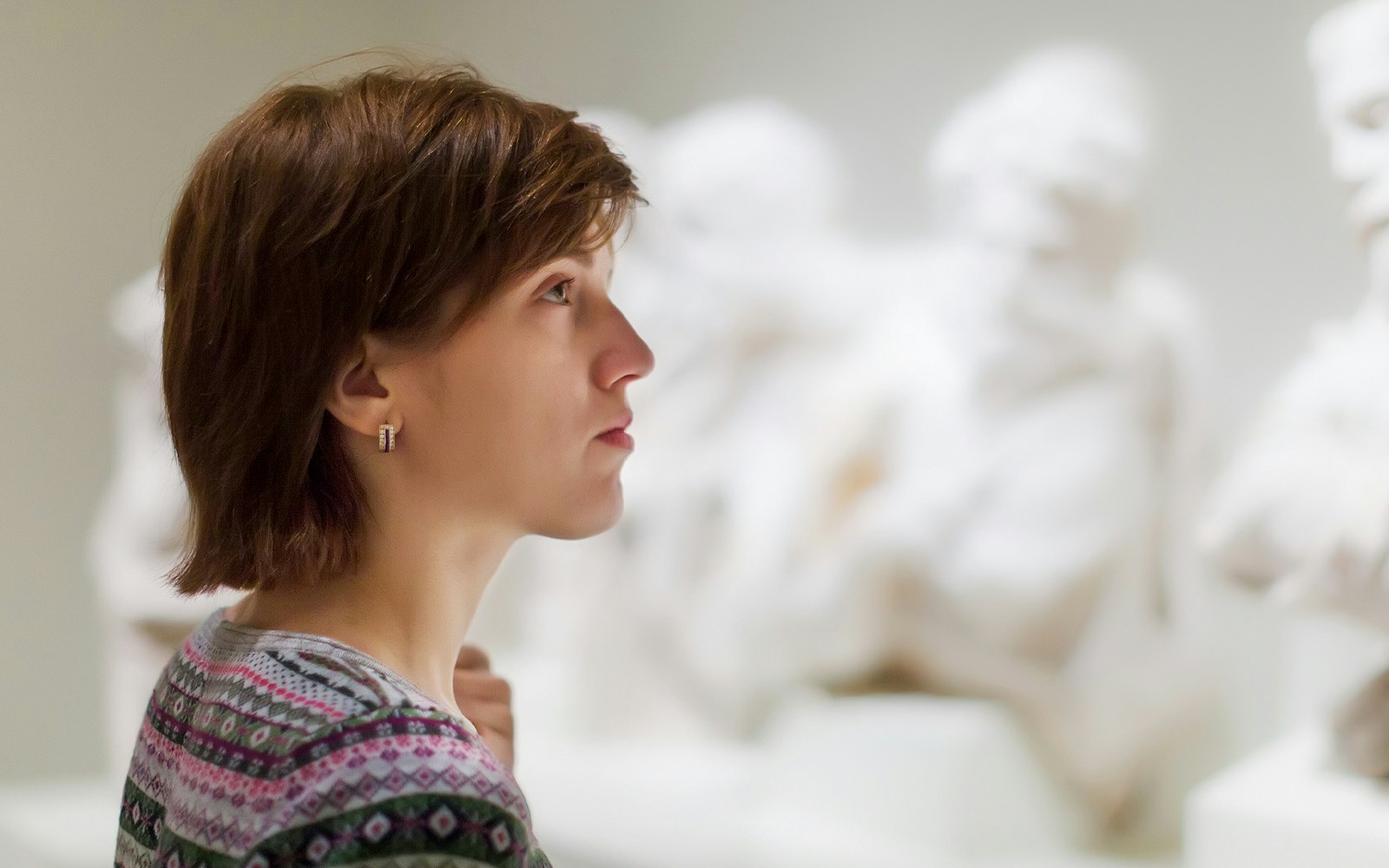 Group tour with guide discussing art in Florence's Uffizi Gallery.