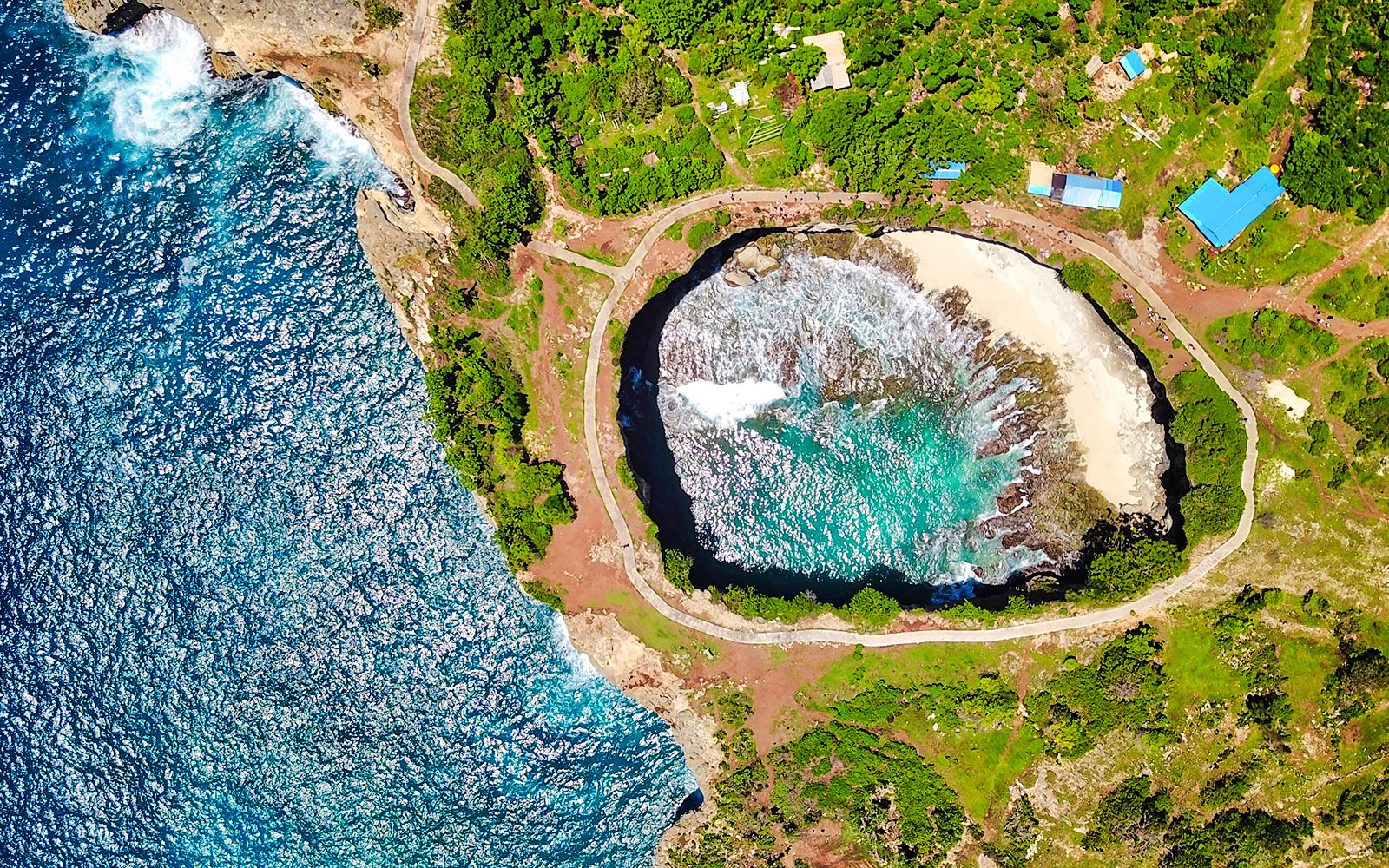 Angel’s Billabong natural pool with turquoise water and rocky cliffs in Nusa Penida, Indonesia.