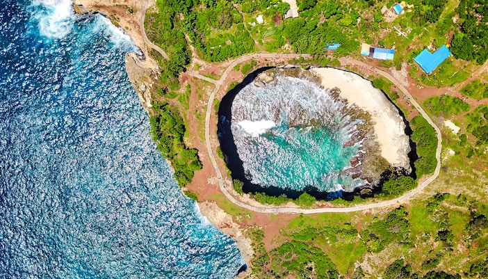Angel’s Billabong natural pool with turquoise water and rocky cliffs in Nusa Penida, Indonesia.