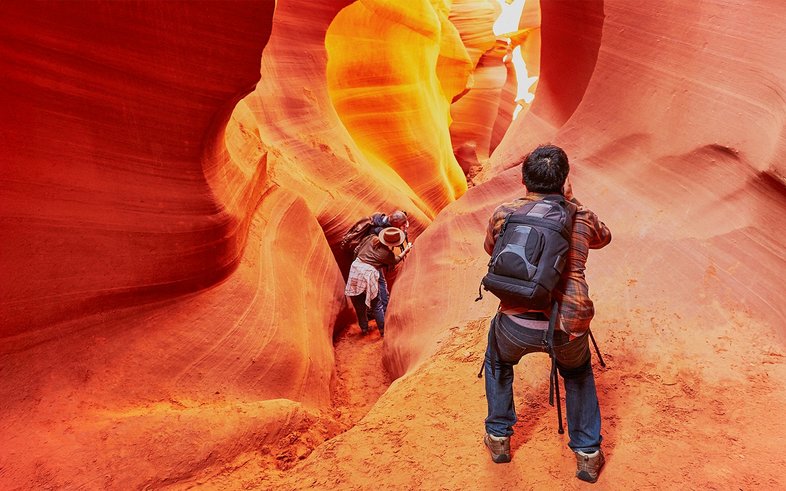 Grupo de turistas explorando el cañón del Antílope inferior en un tour de un día