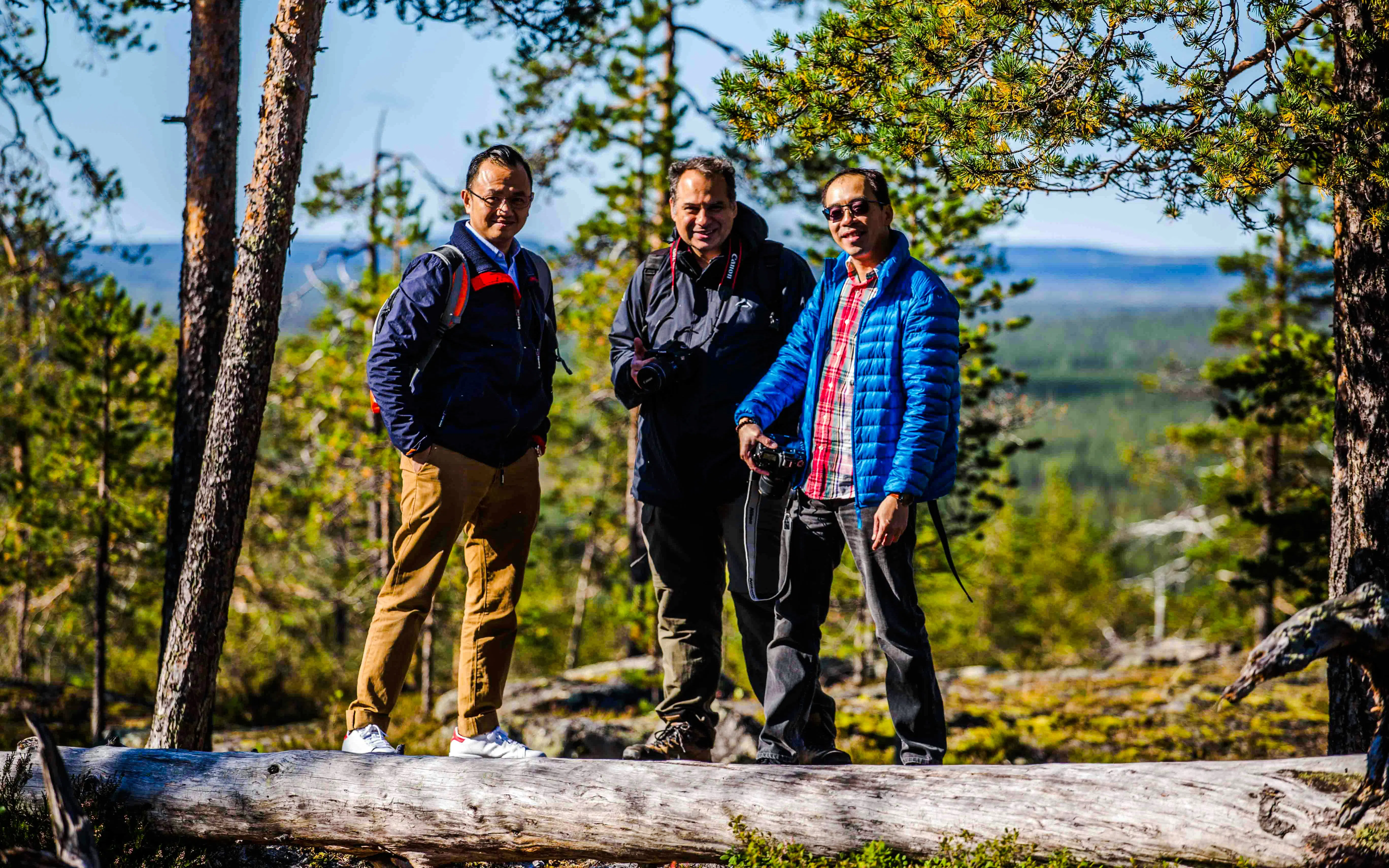 Guests on wilderness tour in Rovaniemi forest.