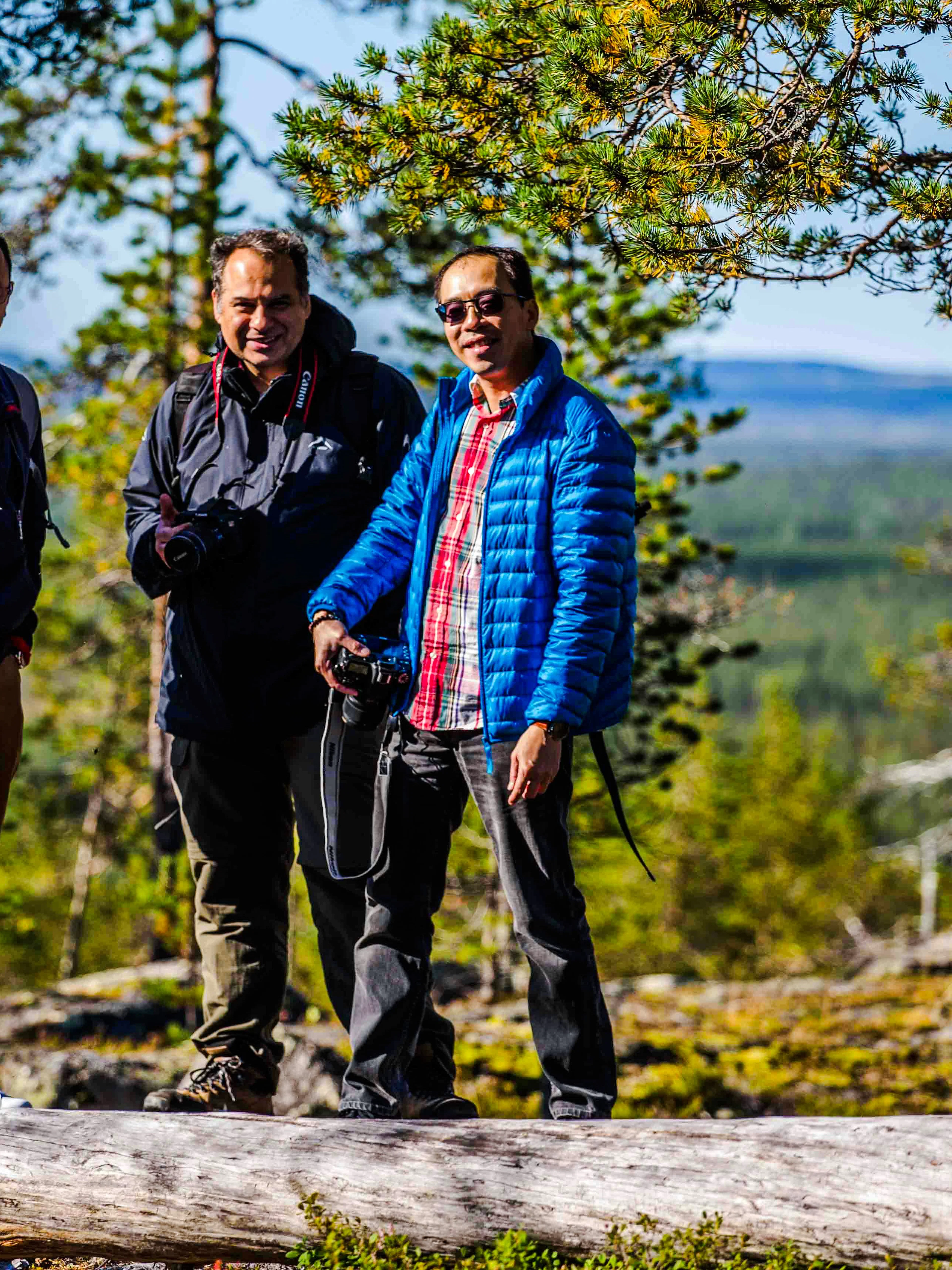 Guests on wilderness tour in Rovaniemi forest.